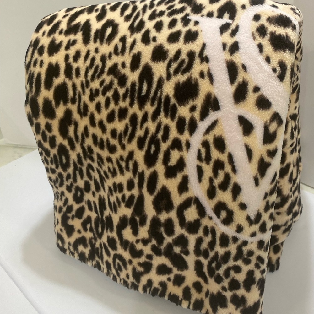 ✨✨NEW 🐆🐾 VICTORIA SECERT 🐾🐆LEOPARD PRINT SHERPA BLANKET 50x60 - Picture 4 of 5